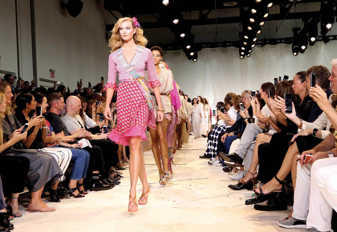 Những cái tên siêu mẫu "đi trước" cả các thiết kế thời trang ảnh 6