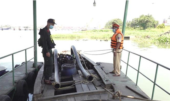 Bến Tre: Bắt quả tang tàu đăng ký chở hàng khô nhưng hút cát trái phép ảnh 1