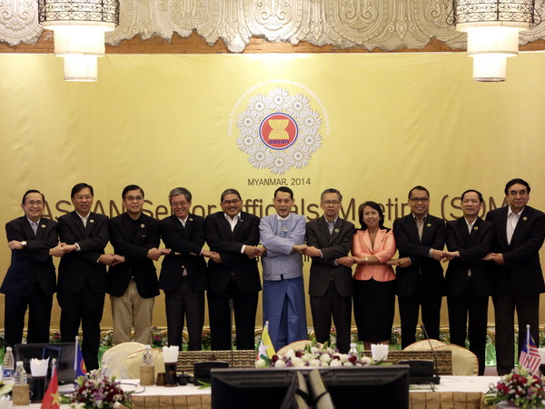 Các đại biểu chụp ảnh chung tại phiên họp SOM. (Nguồn: THX/TTXVN) Các quan chức cấp cao ASEAN nhóm họp ở Myanmar ảnh 1
