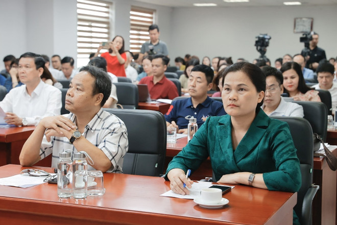 Phó Tổng giám đốc TTXVN Nguyễn Thị Sự và các giám khảo Hội đồng sơ khảo Giải Báo chí Quốc gia lần thứ XVIII - năm 2023 tham dự lễ khai mạc. (Ảnh: Minh Quyết/TTXVN) vna_potal_khai_mac_vong_cham_so_khao_giai_bao_chi_quoc_gia_lan_thu_xviii_-_nam_2023_7325502.jpeg