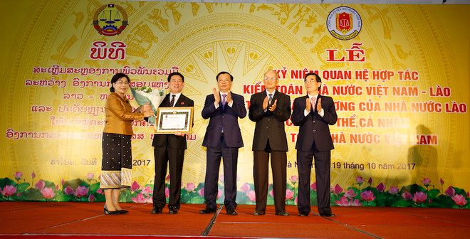 Lào trao huân chương độc lập cho Kiểm toán Nhà nước Việt Nam ảnh 1