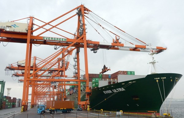 IMF tiếp tục hạ dự báo triển vọng tăng trưởng kinh tế thế giới ảnh 1