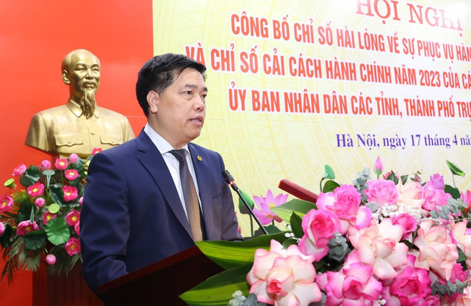 Vụ trưởng Vụ Cải cách Hành chính-Bộ Nội vụ Phạm Minh Hùng công bố Chỉ số. (Ảnh: Văn Điệp/TTXVN) sipas 1.jpg
