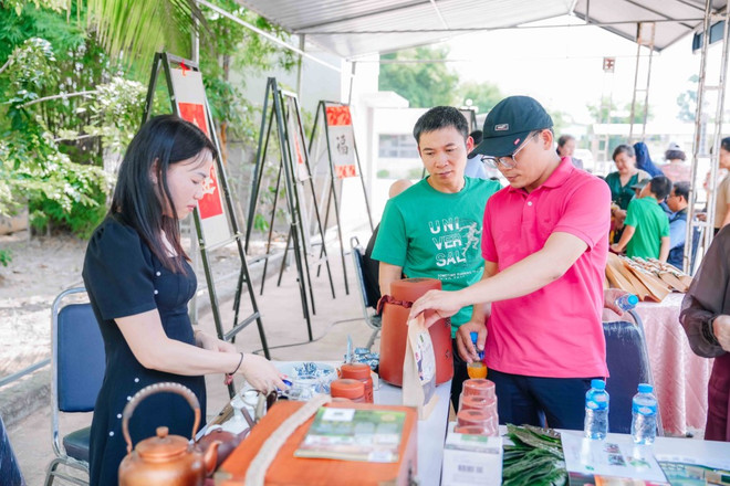 Khách tham quan một gian hàng trưng bày. (Ảnh: Đỗ Bá Thành/TTXVN) giao luu van hoa viet_lao 3.jpg