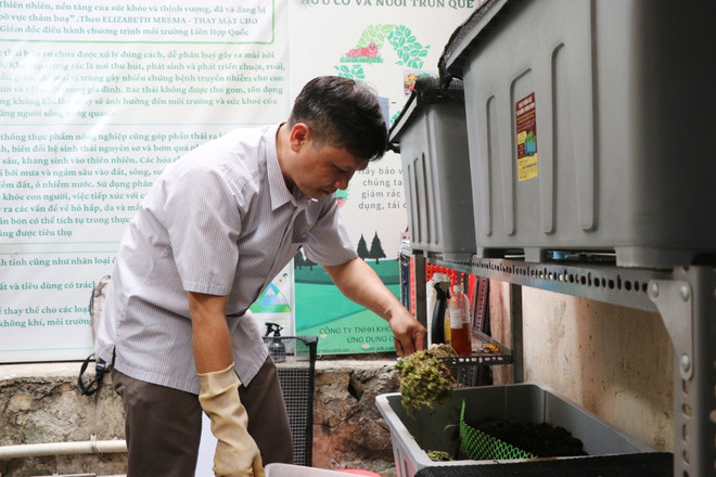 Rác thải hữu cơ sau khi nghiền nát, tách nước được đem ủ với men vi sinh và làm thức ăn cho trùn quế giúp phân hủy rác nhanh, không gây mùi hôi. (Ảnh: Lê Xuân/TTXVN) xu ly rac huu co 4.jpg