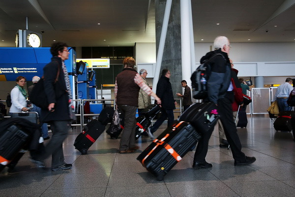 Hành khách ở sảnh quốc tế tại sân bay JFK, Mỹ. (Ảnh: AFP/TTXVN) Hai bang của Mỹ áp dụng lệnh cách ly để kiểm soát dịch Ebola ảnh 1