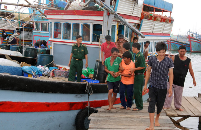 Cứu hộ 28 ngư dân Quảng Ngãi gặp nạn ở vùng biển Trường Sa ảnh 1