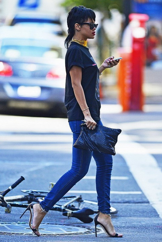 Rihanna và đôi guốc yêu thích Manolo Blahnik Chaos ảnh 9