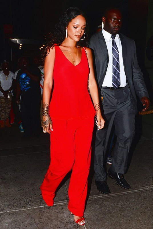 Rihanna và đôi guốc yêu thích Manolo Blahnik Chaos ảnh 1