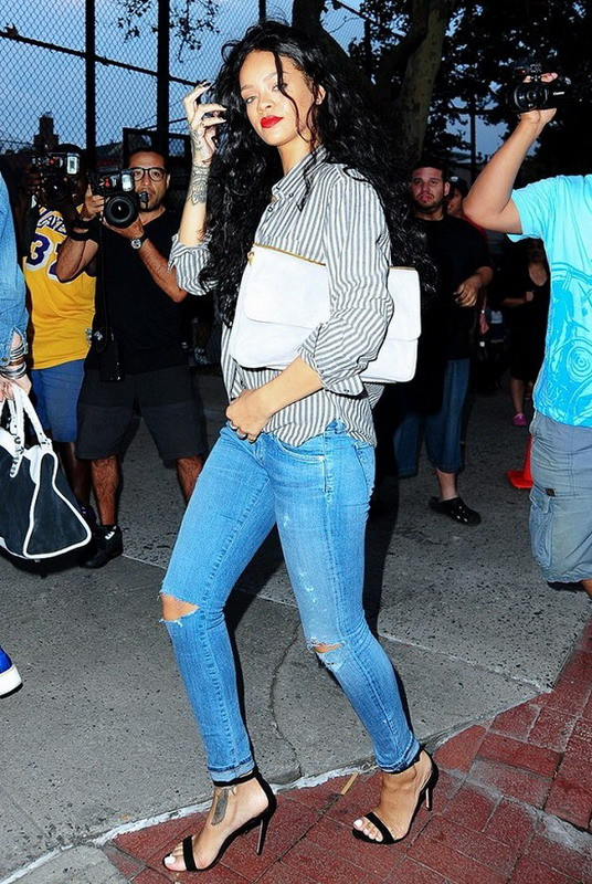 Rihanna và đôi guốc yêu thích Manolo Blahnik Chaos ảnh 3