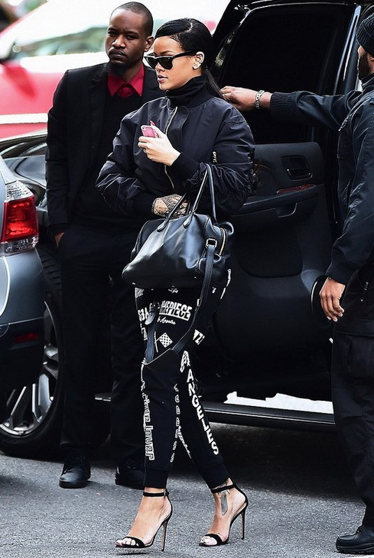 Rihanna và đôi guốc yêu thích Manolo Blahnik Chaos ảnh 7