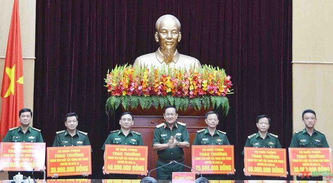 Thượng tướng Võ Minh Lương trao phần thưởng tặng các tập thể có thành tích xuất sắc trong đấu tranh với các chuyên án về ma túy và buôn lậu. (Nguồn: Báo Quân đội Nhân dân) trao thuong_thanh tich xuat sac_chong toi pham ma tuy va buon lau.jpg