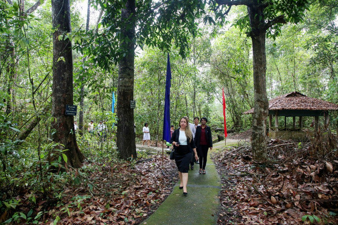 Đoàn Tổng Lãnh sự quán Cuba tại Thành phố Hồ Chí Minh đến thăm và tìm hiểu về nơi ở, làm việc của Đại sứ Cộng hoà Cuba. (Ảnh: Giang Phương/TTXVN) cuba_tay ninh 2.jpg