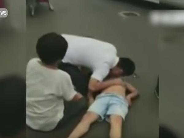 [Video] "Bác sỹ bất đắc dĩ" cứu sống em nhỏ nhờ bài học trên tivi ảnh 1