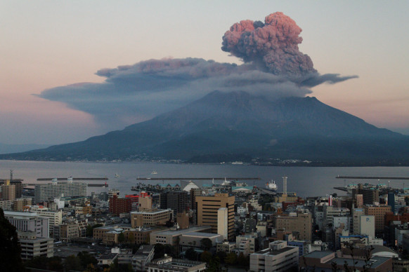 Núi lửa Sakurajim. (Nguồn: wired.com) Nhật Bản sơ tán dân gấp do lo ngại núi lửa Sakurajima phun trào ảnh 1