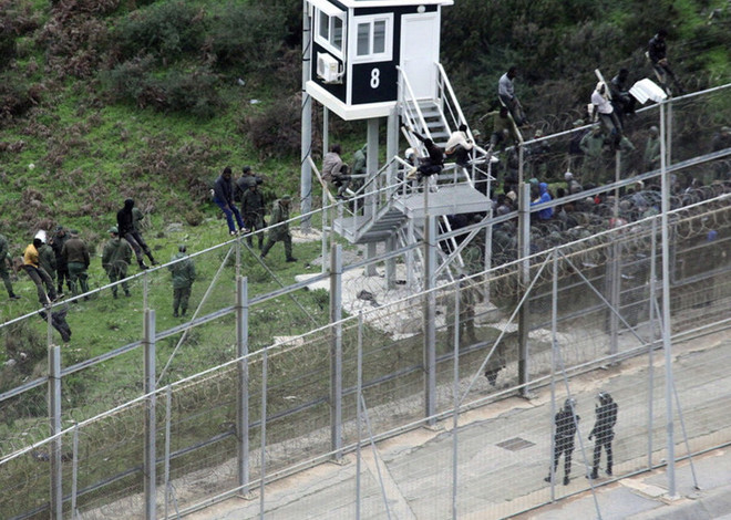 Hàng trăm người di cư tràn vào vùng lãnh thổ Ceuta của Tây Ban Nha ảnh 1