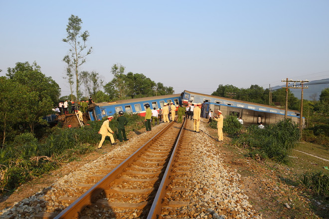 Tàu hỏa đâm xe ben ở Thừa Thiên-Huế: Nỗ lực đêm nay thông tàu ảnh 1
