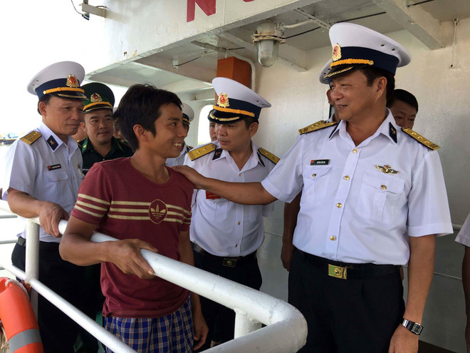 Lực lượng Hải quân kịp thời cứu 6 ngư dân bị nạn trên biển ảnh 1