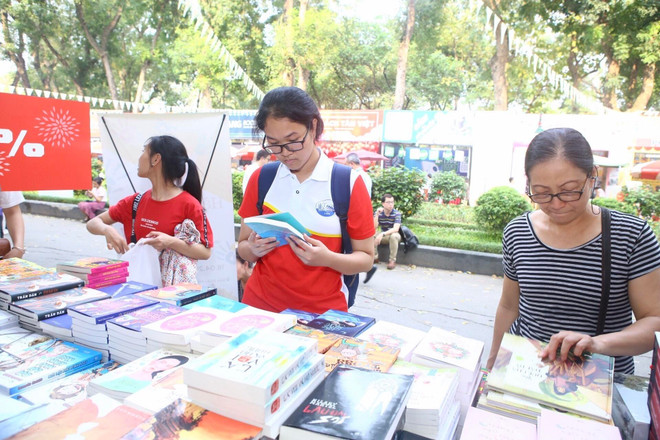 Khách tham quan các gian trưng bày sách tại Hội sách toàn quốc lần thứ 6. (Ảnh: Minh Quyết/TTXVN) Nỗ lực hành động để tăng tình yêu với sách trong cộng đồng ảnh 2