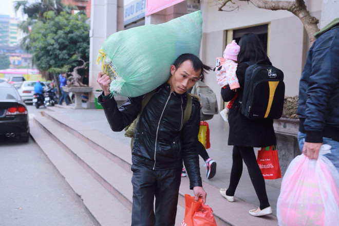 Người dân chen chân nhau rời Thủ đô Hà Nội về quê ăn Tết ảnh 6