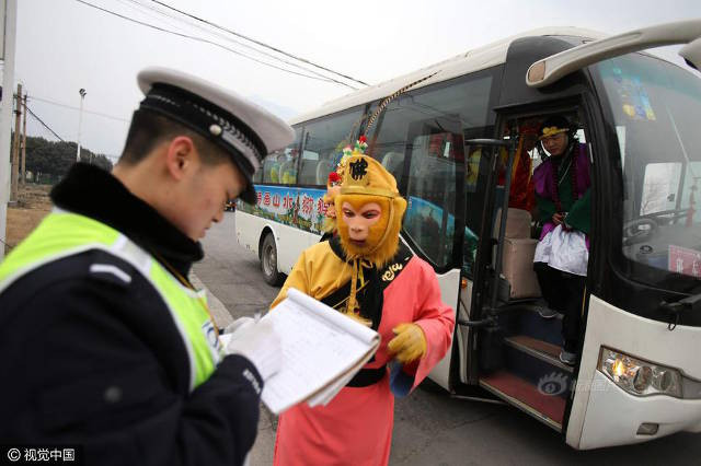 Lái ôtô đưa đại tiên đi chơi, Tôn Ngộ Không bị cảnh sát tuýt còi ảnh 4