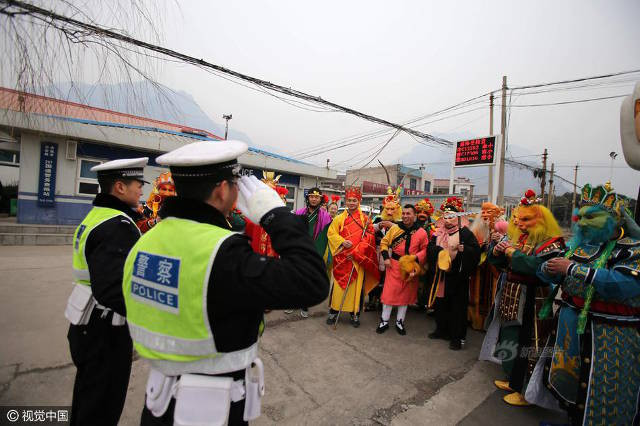 Lái ôtô đưa đại tiên đi chơi, Tôn Ngộ Không bị cảnh sát tuýt còi ảnh 6