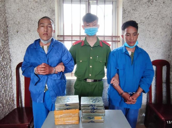 Điện Biên: Bắt hai chú cháu vận chuyển trái phép 12 bánh heroin ảnh 1