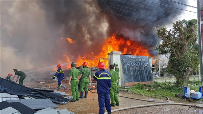 Điều tra nguyên nhân vụ cháy lớn tại Cụm công nghiệp Nhơn Bình ảnh 1