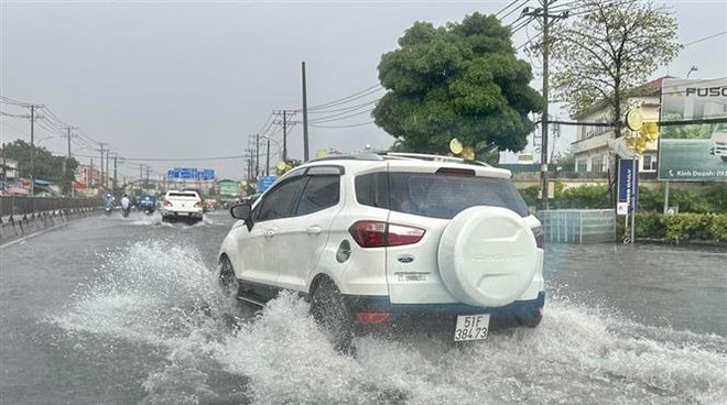 Nhiều tuyến đường ở TP.HCM ngập nặng sau cơn mưa lớn giữa trưa ảnh 1