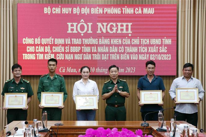 Cà Mau khen thưởng chiến sỹ và ngư dân tham gia cứu nạn trên biển ảnh 2