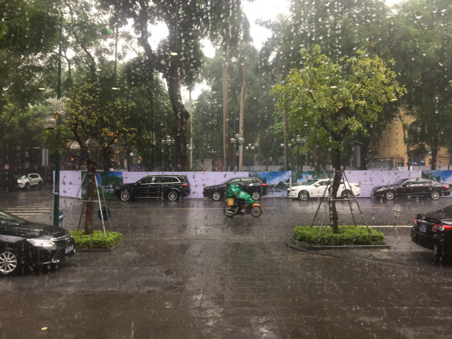 Mưa dông bao trùm cả nước, cảnh báo gió giật mạnh ở khu vực Biển Đông ảnh 1