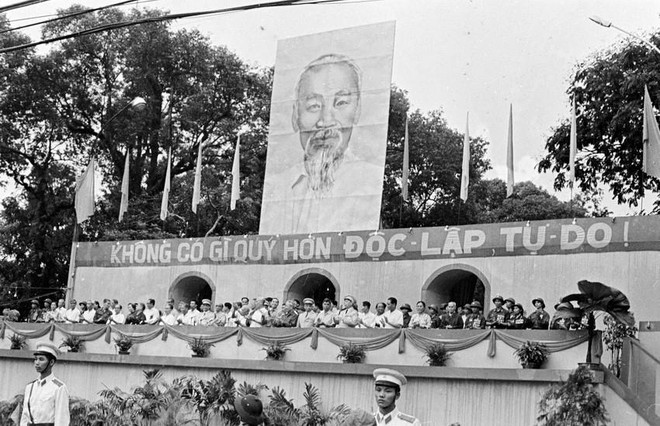 Sáng 15/5/1975, hàng triệu nhân dân Sài Gòn-Gia Định đổ về quảng trường trước trụ sở Ủy ban quân quản thành phố để dự Lễ mừng chiến thắng. Chủ tịch Tôn Đức Thắng cùng nhiều đồng chí lãnh đạo Đảng, Chính phủ, Mặt trận Tổ quốc Việt Nam tham dự buổi lễ trọng đại này. (Ảnh: TTXVN) Từ Ngày Thống nhất nghĩ về “Điều mong muốn cuối cùng” ảnh 1