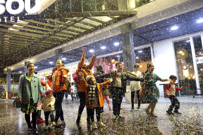 Người dân Đà Nẵng hào hứng đón Giáng sinh dưới tuyết nhân tạo ảnh 1