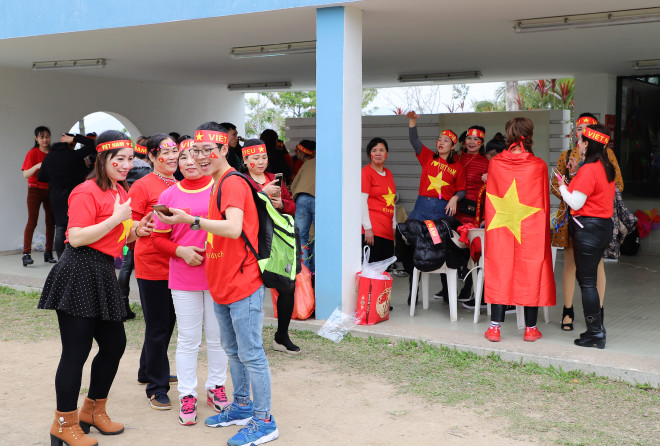 Bà con người Việt tại Macau tập trung cổ vũ cho đội tuyển U23 Việt Nam ảnh 1