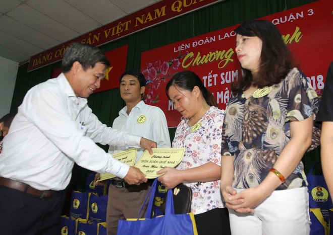 Trao “Tấm vé nghĩa tình” tặng người lao động về quê đón Tết ảnh 1