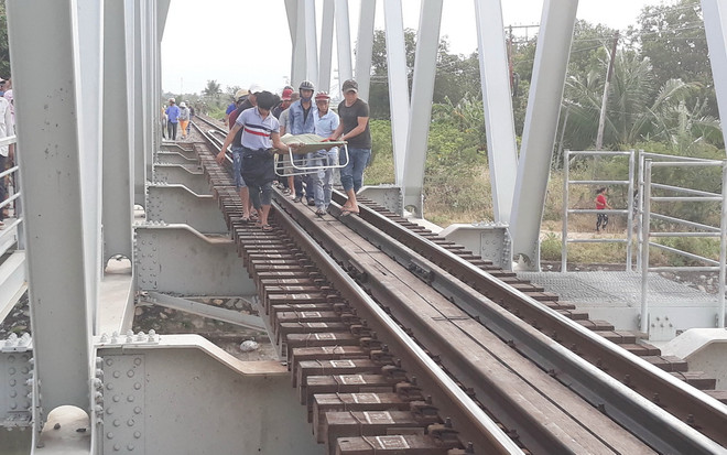 Ngồi trên đường ray, nam thanh niên bị tàu hỏa đâm tử vong ảnh 1
