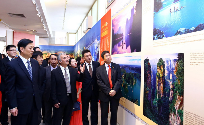 Khai mạc triển lãm ảnh “Việt Nam tươi đẹp-Trung Quốc tươi đẹp” ảnh 1