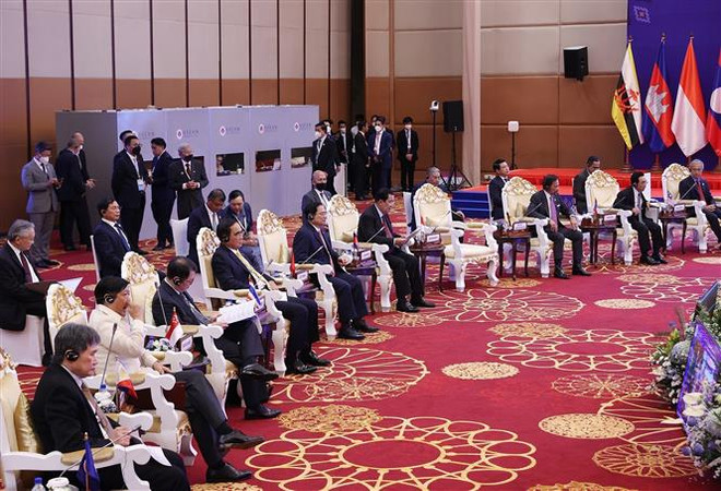 Thủ tướng Phạm Minh Chính và các nguyên thủ, người đứng đầu Chính phủ các nước ASEAN đối thoại với đại diện với đại diện Thanh niên ASEAN, tại Phnom Penh (Campuchia), tháng 11/2022. (Ảnh: Dương Giang/TTXVN) Chuyên gia: Vai trò tích cực của Việt Nam tạo động lực cho ASEAN ảnh 1