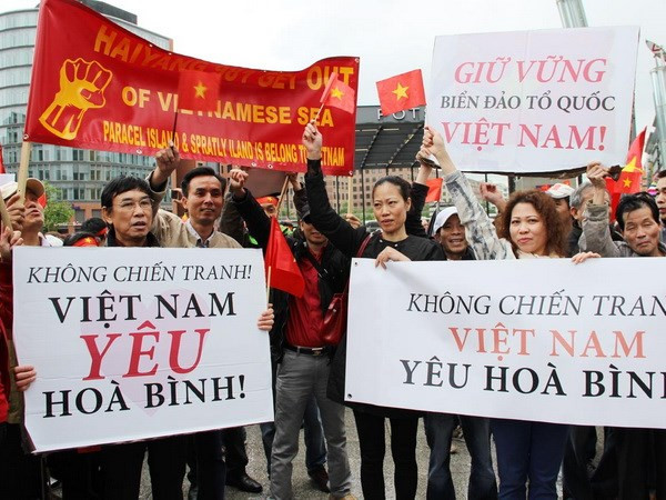 Người Việt tại Đức biểu tình phản đối Trung Quốc. (Ảnh: Mạnh Hùng-Thanh Hải/Vietnam+) Chuyên gia Đức phê phán yêu sách của Trung Quốc ở Biển Đông ảnh 1