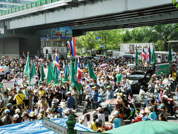 Người biểu tình phản đối Chính phủ tập trung tại trung tâm thủ đô Bangkok ngày 9/5. (Nguồn: Kyodo/TTXVN) Thái Lan: Phe biểu tình và kế hoạch thành lập chính phủ ảnh 1
