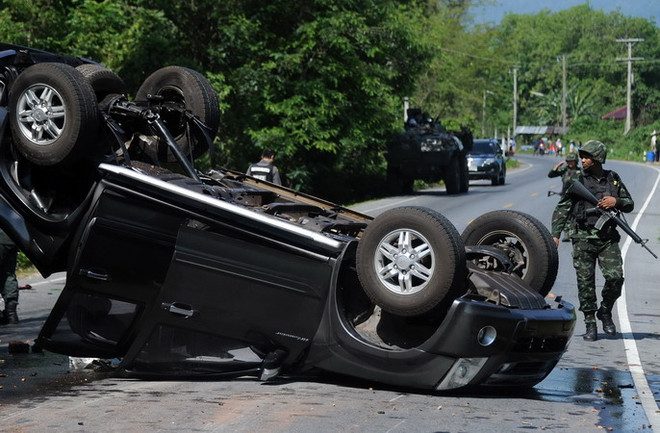 Hiện trường một vụ đánh bom tại miền Nam Thái Lan ngày 30/3. (Nguồn: AFP/TTXVN) Hàng chục vụ đánh bom đẫm máu tại miền Nam Thái Lan ảnh 1