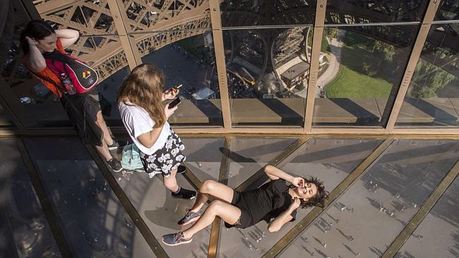 Sàn kính hiện đại mới của tháp Eiffel thu hút nhiều du khách ảnh 1