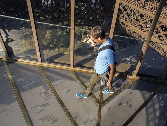 Sàn kính hiện đại mới của tháp Eiffel thu hút nhiều du khách ảnh 2