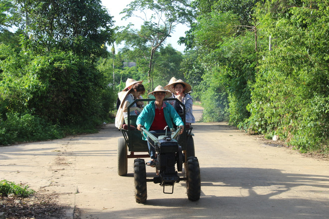 Đoàn thanh niên tiếp tục hành trình thăm quan nông trại Ba Vì trên chiếc xe công nông. (Ảnh: CTV) Đoàn giao lưu thanh niên Việt-Thái thử tài chế biến nông sản ảnh 7