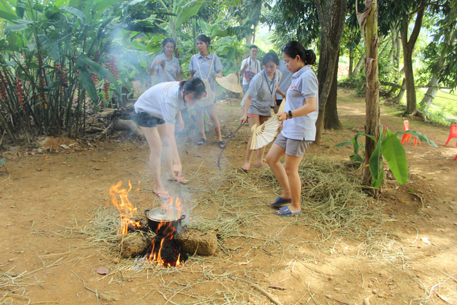 Đoàn thanh niên giao lưu Việt-Thái thử sức nấu cơm với nhiên liệu là rơm rạ. (Ảnh: CTV) Đoàn giao lưu thanh niên Việt-Thái thử tài chế biến nông sản ảnh 1