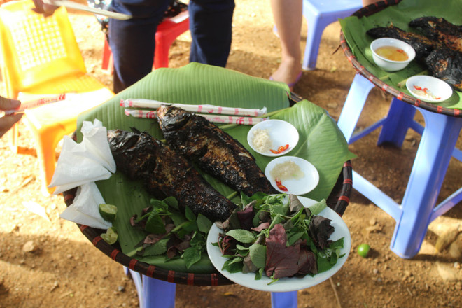 Dù khá vất vả nhưng có vẻ như các bạn cũng có được một bữa cơm ra tấm ra món. (Ảnh: CTV) Đoàn giao lưu thanh niên Việt-Thái thử tài chế biến nông sản ảnh 3