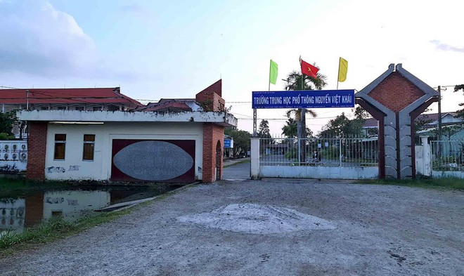 Khu vực ngoài cổng Trường Trung học phổ thông Nguyễn Việt Khái, nơi xảy ra vụ học sinh xô xát vào trưa 12/12. (Nguồn: Nhân Dân) Cà Mau: Điều tra vụ nam sinh bị chém vì mâu thuẫn trong lúc đá bóng ảnh 1