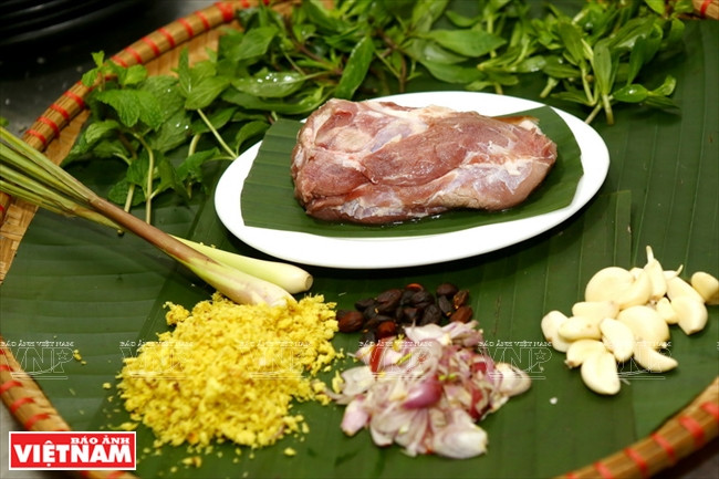  Nức mũi thưởng thức món lợn Mường cắp nách nướng riềng mẻ ảnh 2