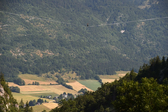 [Photo] Thách thức tử thần bằng cách đi trên dây xuyên qua vách núi ảnh 2