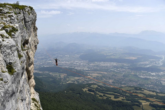 [Photo] Thách thức tử thần bằng cách đi trên dây xuyên qua vách núi ảnh 4
